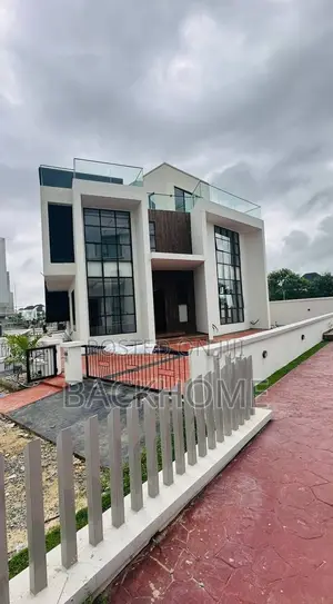 5bdrm Duplex in Chevron for sale
