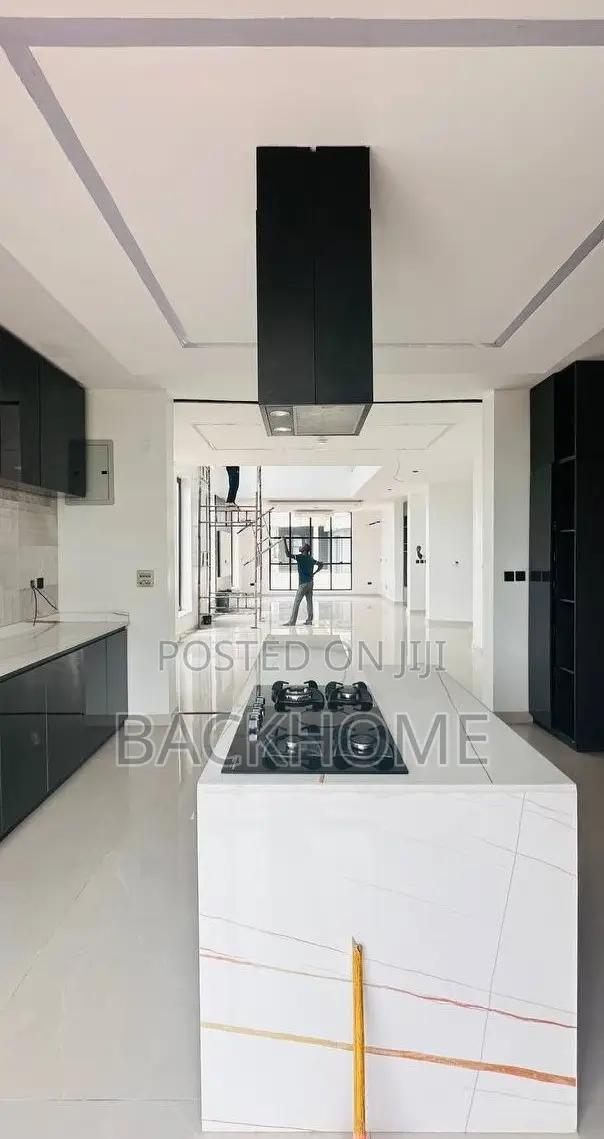 5bdrm Duplex in Chevron for sale