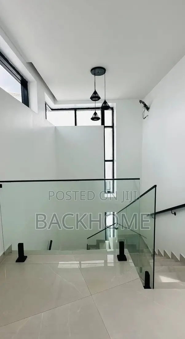 5bdrm Duplex in Chevron for sale