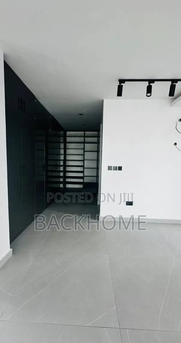 5bdrm Duplex in Chevron for sale