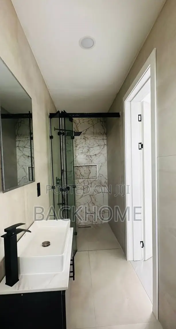 5bdrm Duplex in Chevron for sale