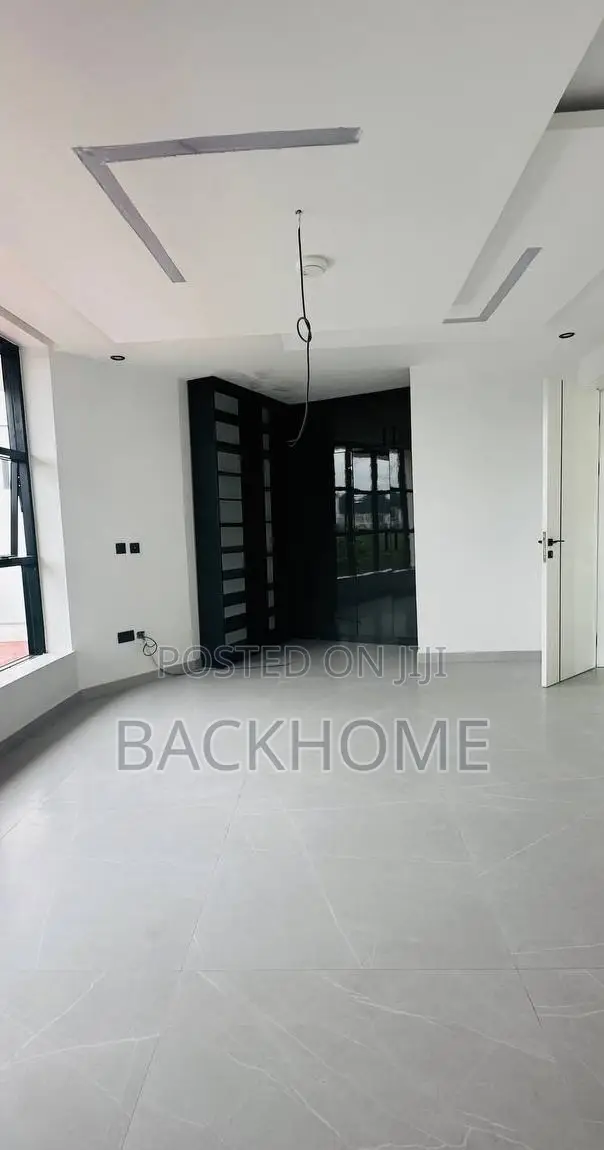 5bdrm Duplex in Chevron for sale