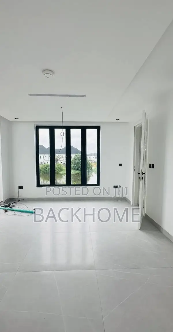5bdrm Duplex in Chevron for sale