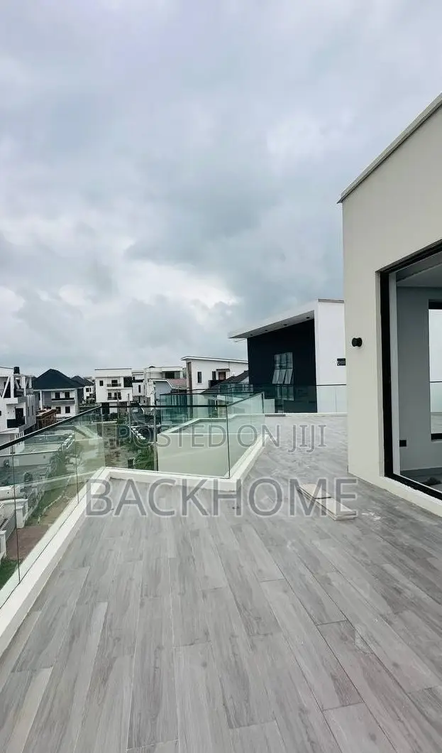 5bdrm Duplex in Chevron for sale