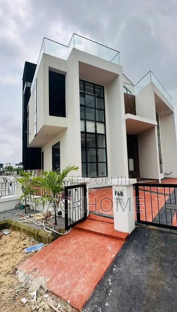 5bdrm Duplex in Chevron for sale