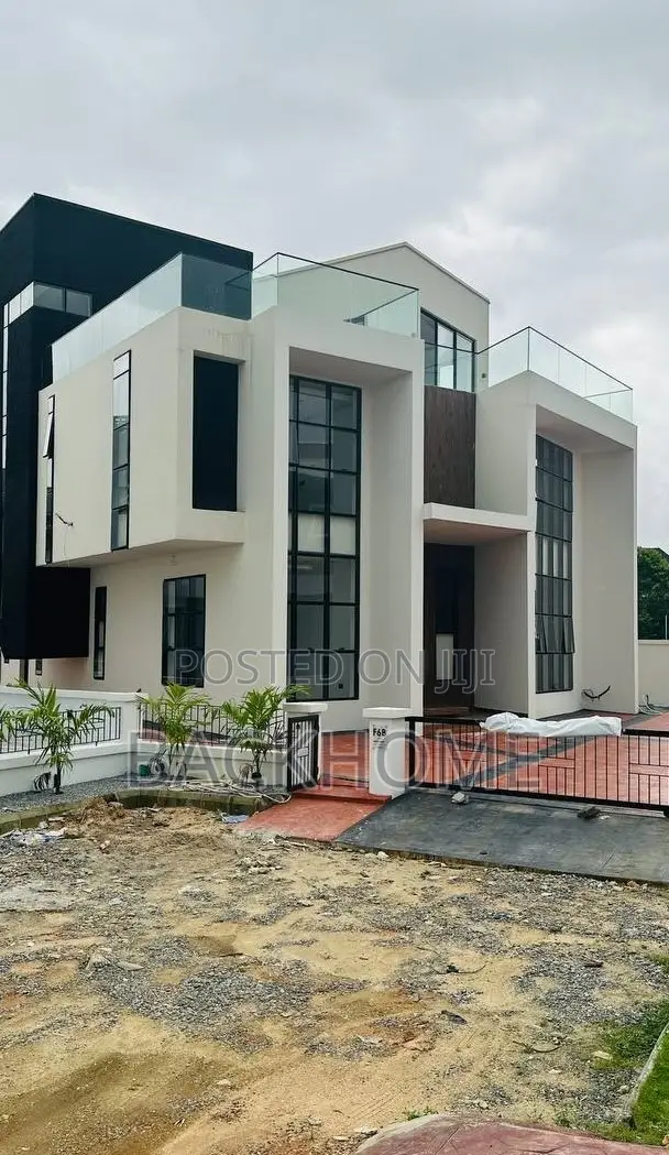 5bdrm Duplex in Chevron for sale