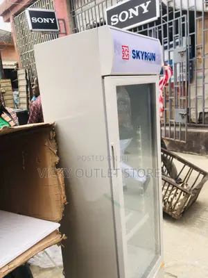 Skyrun 228 Standing Showcase Chiller
