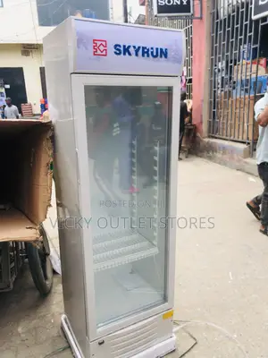 Skyrun 228 Standing Showcase Chiller
