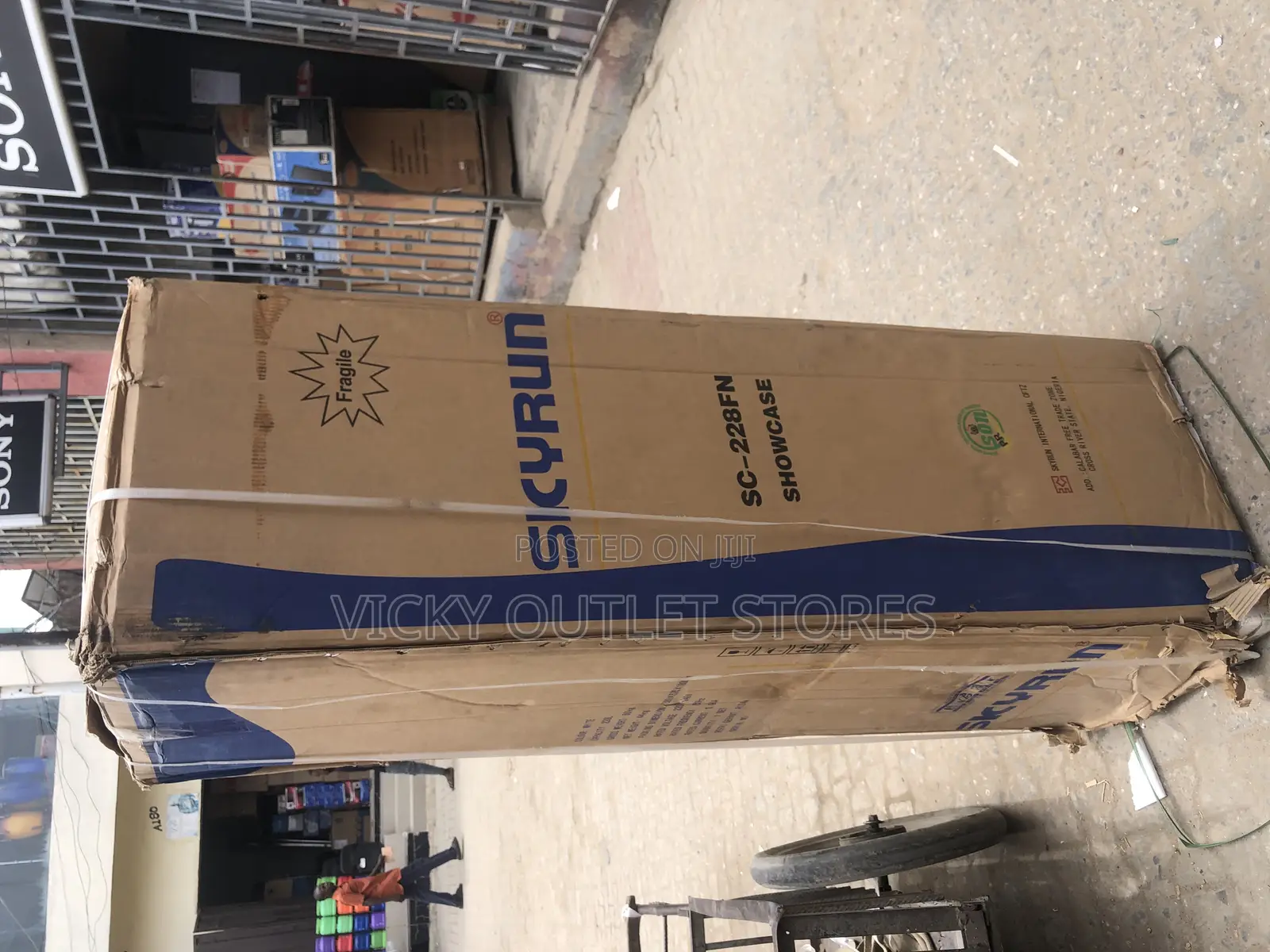 Skyrun 228 Standing Showcase Chiller