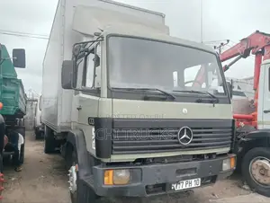 Mercedes Benz 8 Bolt Container