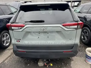 Toyota RAV4 XLE AWD 2020 Silver