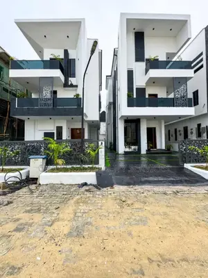 5bdrm Duplex in Chevron for sale