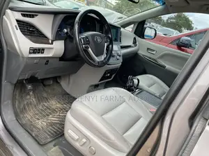 Toyota Sienna XLE 7 Passenger Auto Access Seat (3.5L 6cyl 6A) 2016 Gray