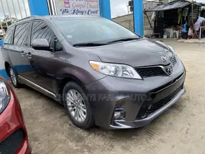 Toyota Sienna XLE 7 Passenger Auto Access Seat (3.5L 6cyl 6A) 2016 Gray