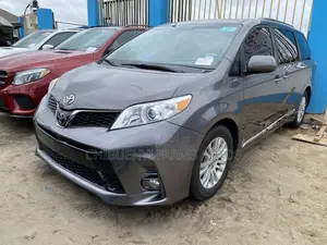 Toyota Sienna XLE 7 Passenger Auto Access Seat (3.5L 6cyl 6A) 2016 Gray