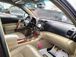 Toyota Highlander 3.5L 4WD 2013 Burgundy