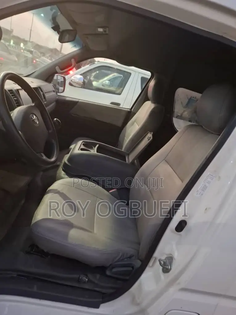 Toyota HiAce 2018 White
