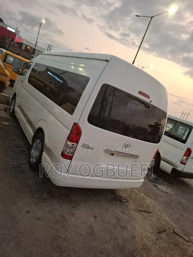 Toyota HiAce 2018 White