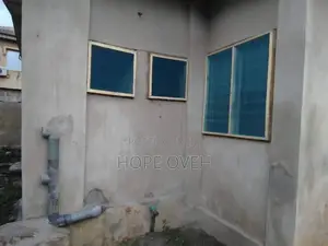4bdrm House in By Chemist Bus/Stop for sale