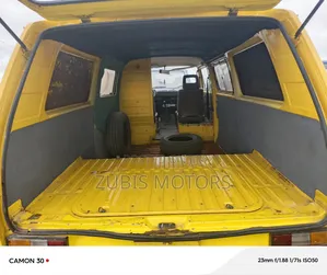 Volkswagen Transporter 2000 Yellow