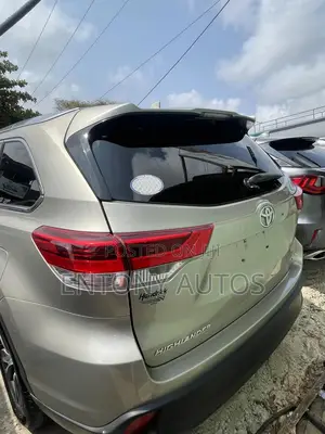 Toyota Highlander XLE V6 4x4 (3.5L 6cyl 6A) 2016 Gold