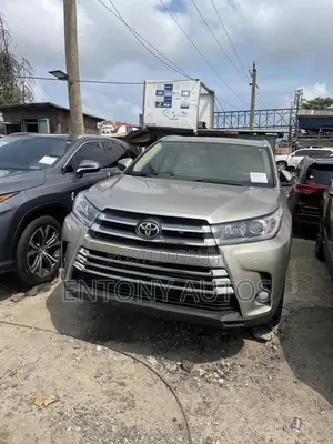 Toyota Highlander XLE V6 4x4 (3.5L 6cyl 6A) 2016 Gold