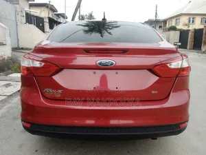 Ford Focus SE Sedan FWD (2.0L 4cyl 5M) 2012 Red