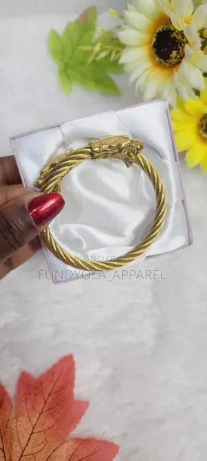 Quality Male Cvure Hand Bangle
