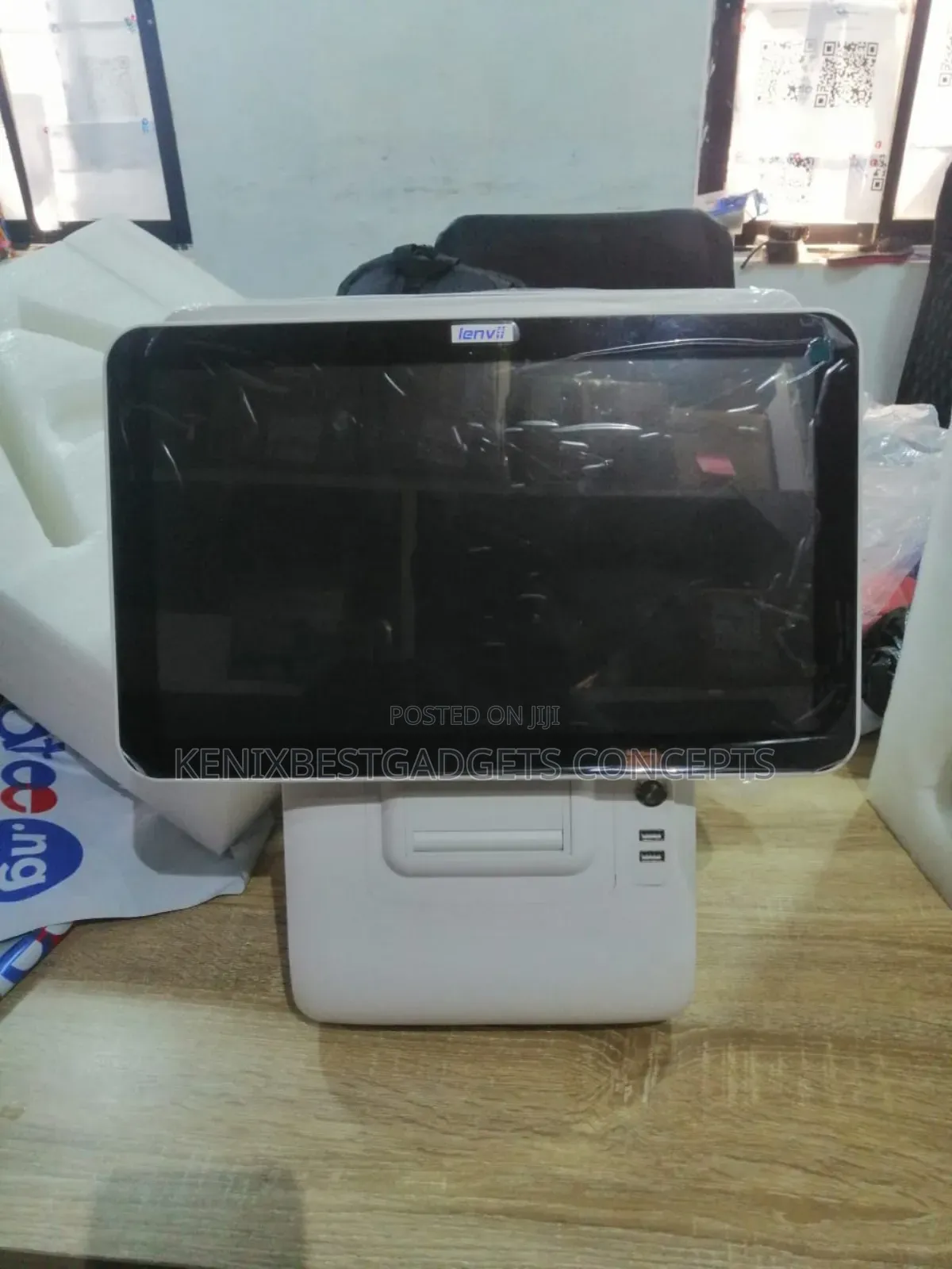 Lenvii N300DW Touch Screen Monitor Core I5 8gb 256gb SSD