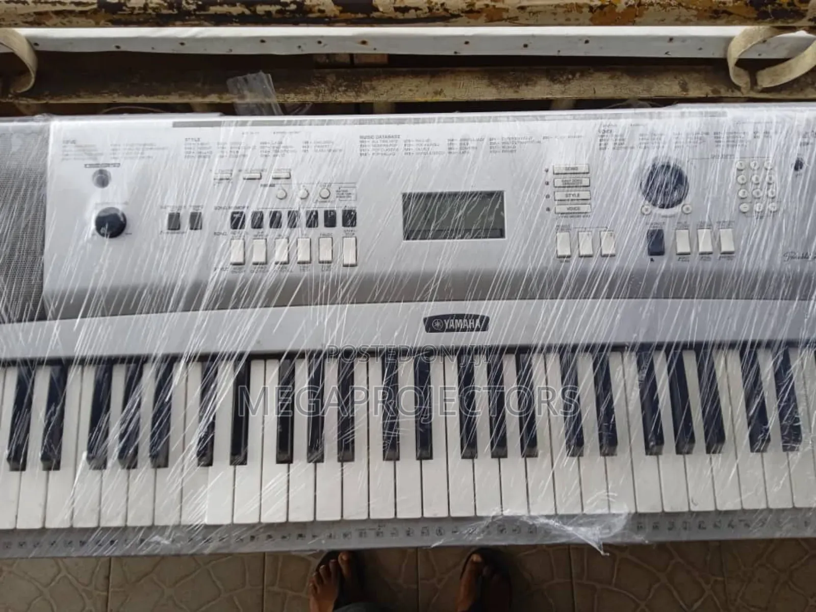 Professional Yamaha Piano DGX-230