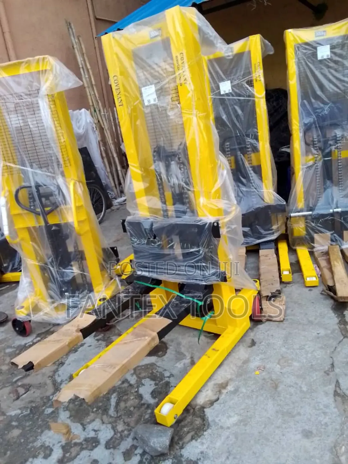 Manual Stacker 3000kg.