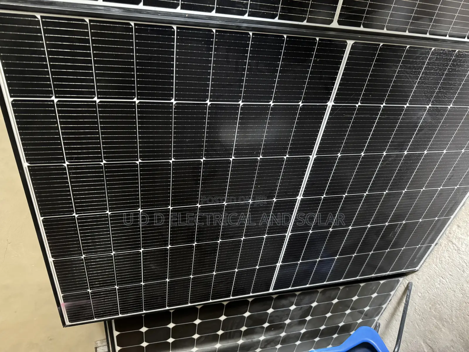 Jinko Solar 550watt 120cells Highvoltage Panel Charges First