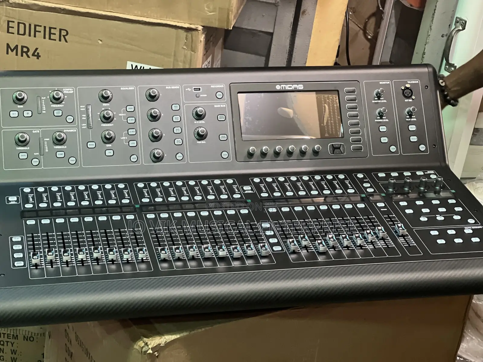 Digital Console for Live and Studio With 40 Input Channels32