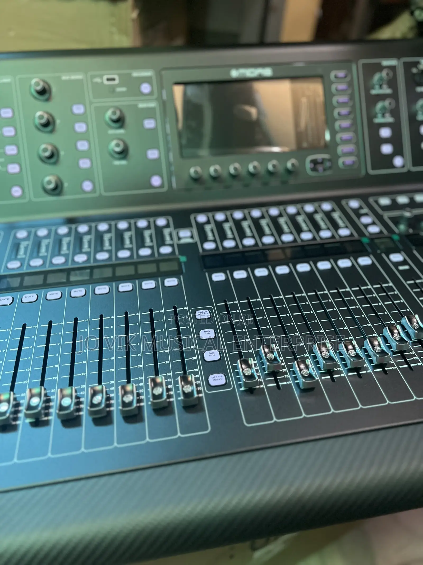 Digital Console for Live and Studio With 40 Input Channels32