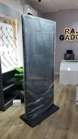 65 Inches Resolution Digital Signage Screen