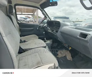 Toyota HiAce 2000 White