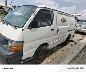 Toyota HiAce 2000 White