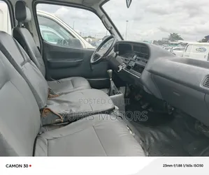 Toyota HiAce 2000 White