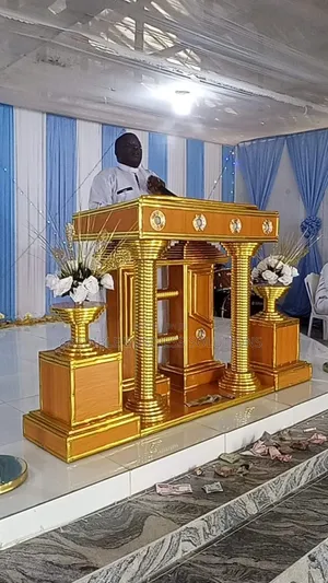 Pulpit and 2 Flower Vases