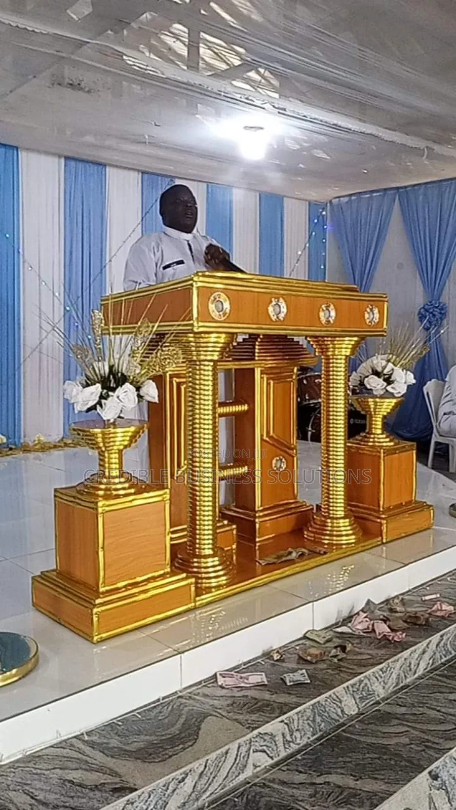 Pulpit and 2 Flower Vases