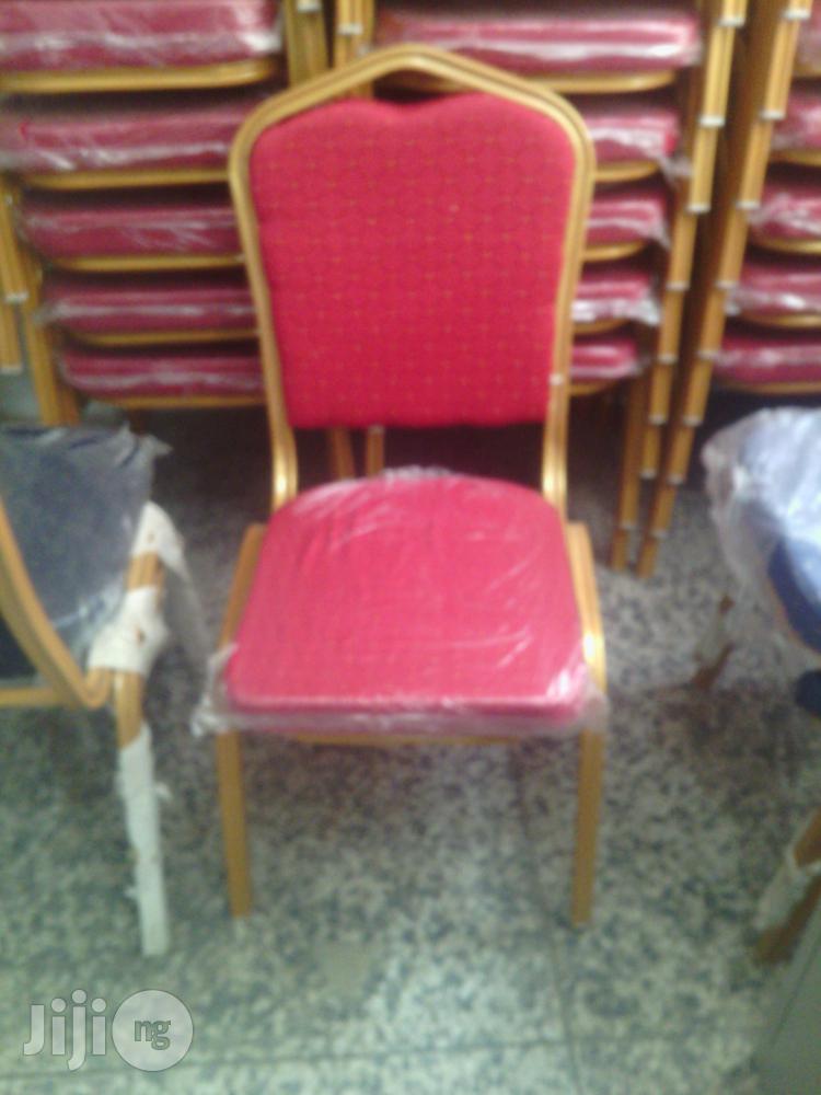 Round Banquet Table With Folding Base