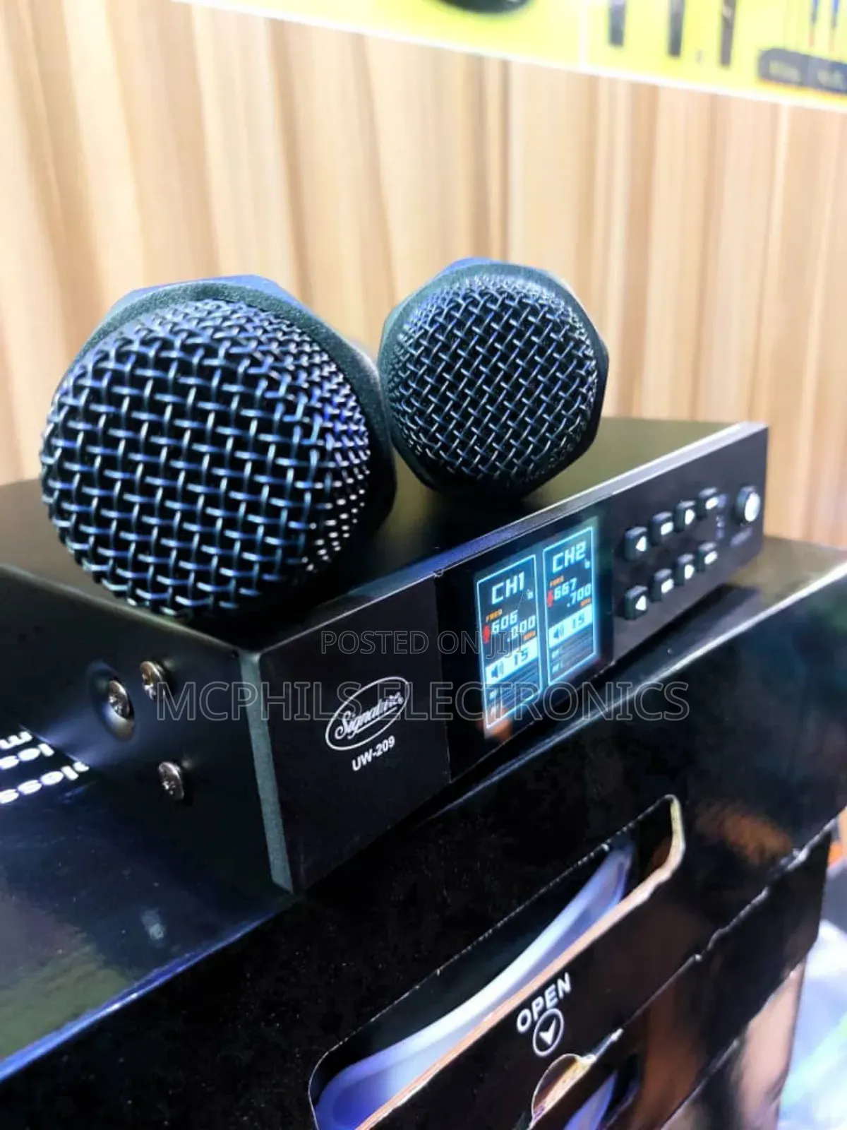 Signature Dual Transmitter Uhf Wireless Microphone Uw-209