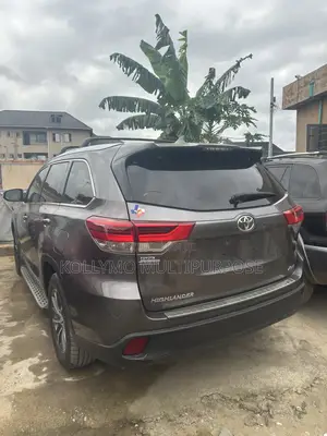 Toyota Highlander XLE 4x4 V6 (3.5L 6cyl 8A) 2017 Gray