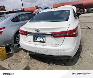 Toyota Avalon Limited Sedan FWD (3.5L 6cyl 6A) 2013 White