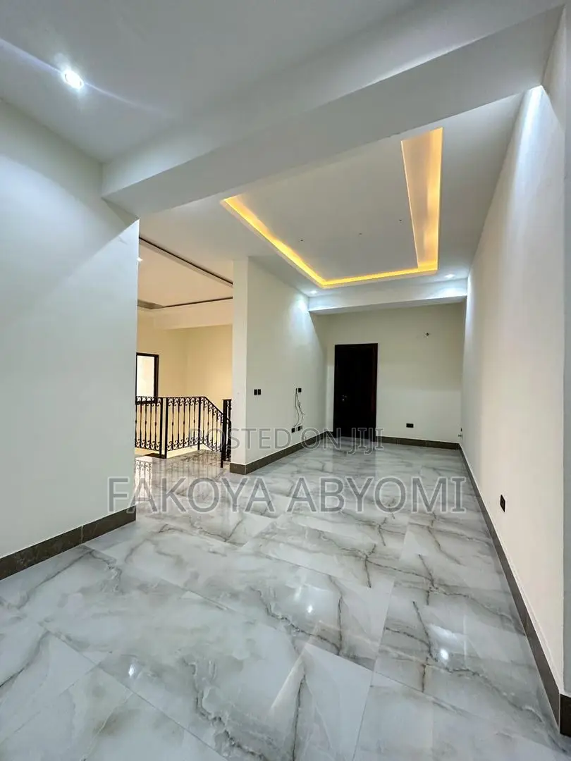 5bdrm Penthouse in Cooper Road, Ikoyi for sale