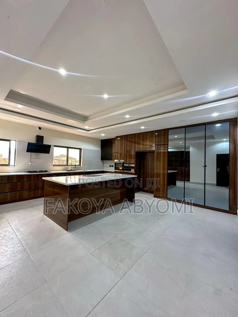 5bdrm Penthouse in Cooper Road, Ikoyi for sale