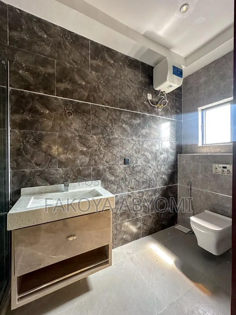 5bdrm Penthouse in Cooper Road, Ikoyi for sale