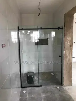 Toilets Sawer Cubicle With 10mm Tampad Glass