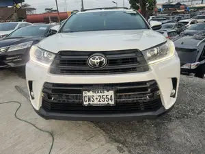 Toyota Highlander SE 4x4 V6 (3.5L 6cyl 8A) 2018 White