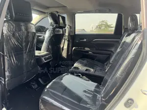Toyota Highlander SE 4x4 V6 (3.5L 6cyl 8A) 2018 White